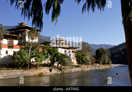 Il Bhutan Punakha Dzong accanto a Mo Chhu river Foto Stock