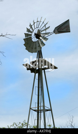 Vecchio mulino a vento pompe acqua sulla fattoria in Kansas, STATI UNITI D'AMERICA Foto Stock