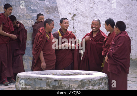 I monaci intorno al bene. Shigatse, nel Tibet. Foto Stock