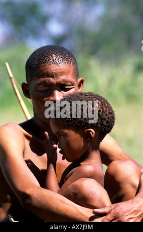 San Bushman uomo padre bambino Otjozondjupa Regione Africa Namibia Foto Stock