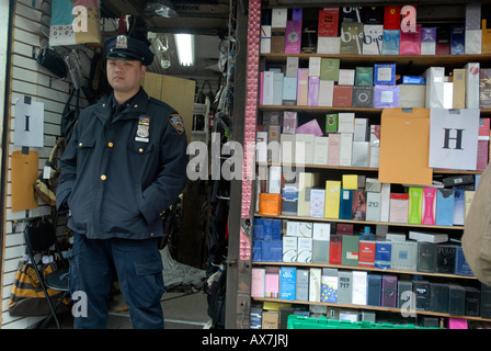 Merci contraffatte sequestrate a Chinatown e mercanti e la vendita delle merci si sono spenti Foto Stock