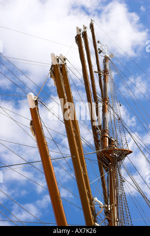 Montante Sailship rig travi contro il Cielo e nubi Foto Stock