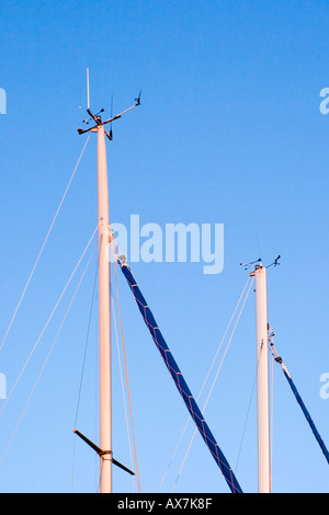 Barca a vela a montanti su ketch contro il cielo blu Foto Stock