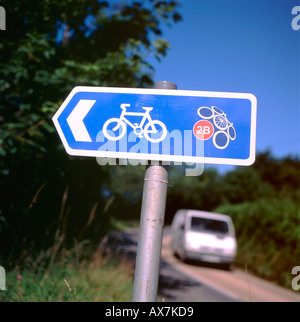 2B percorso ciclo segno vicino a Tregaron Galles Ceredigion REGNO UNITO Foto Stock