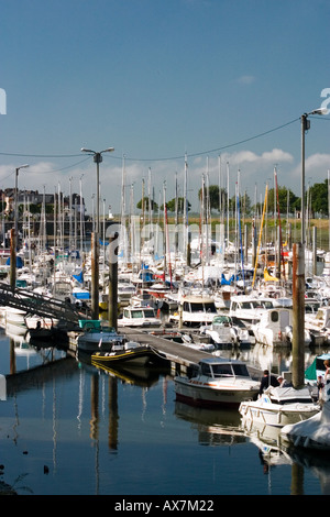 Marina con molte imbarcazioni da diporto a St Valery sur Somme Foto Stock