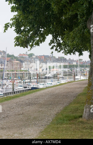 Percorso lungo il lato di somme estuario a St Valery sur Somme con città e marina in background Foto Stock