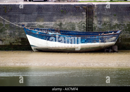 Fatiscente barca a bassa marea ormeggiata in banchina St Valery sur Somme Foto Stock