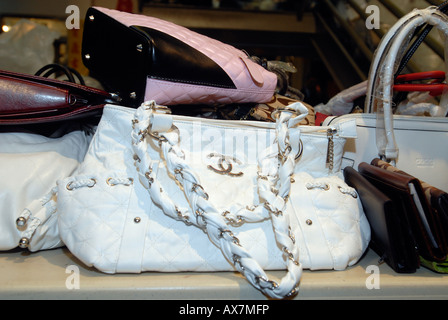 Merci contraffatte sequestrate a Chinatown e mercanti e la vendita delle merci si sono spenti Foto Stock