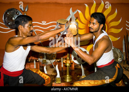 Kalarippayattu arti marziali esecutori combattimenti, Kerala Centro Kalari, Kumily Kerala, India Foto Stock