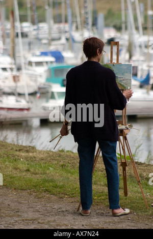 Artista femminile pittura vista del porto St Valery sur Somme Foto Stock