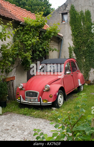 Vintage Citroen 2CV in cattive condizioni al di fuori di casa in St Valery sur Somme Foto Stock