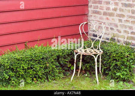 Rusty sedia da giardino in un angolo del giardino St Valery sur Somme Foto Stock