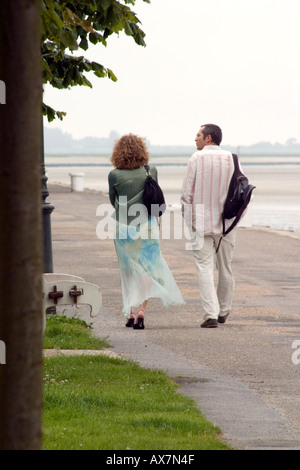 Elegante coppia giovane prendendo un pomeriggio passeggiando lungo la promenade a St Valery sur Somme Foto Stock