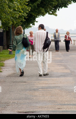 Elegante coppia giovane prendendo un pomeriggio passeggiando lungo la promenade a St Valery sur Somme Foto Stock