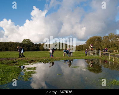 Gruppo di escursionisti sul sentiero pubblico a piedi attraverso il campo Llanddona Isola di Anglesey North Wales UK Foto Stock