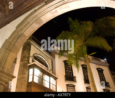 Un tipico stile canario balcone al di sotto dell'arco del Municipio sulla Plaza de Espana a Santa Cruz de La Palma (Spagna) Foto Stock