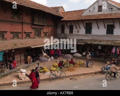 Strada dei venditori di frutta su un angolo di strada in Mangal Bazaar vicino a Durbar Square Patan valle di Kathmandu in Nepal Asia Foto Stock