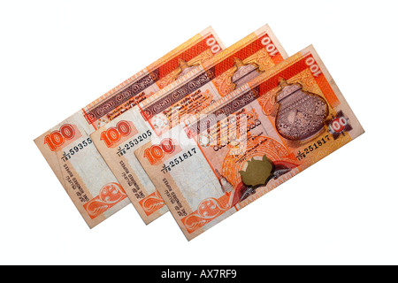 3 100 dello Sri Lanka Rupee banconote contro uno sfondo bianco. Foto Stock