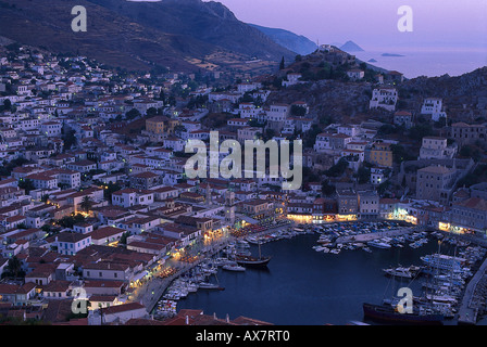 Vista porto Hydra tra montagne brulle, Isole Saroniche, Grecia Foto Stock