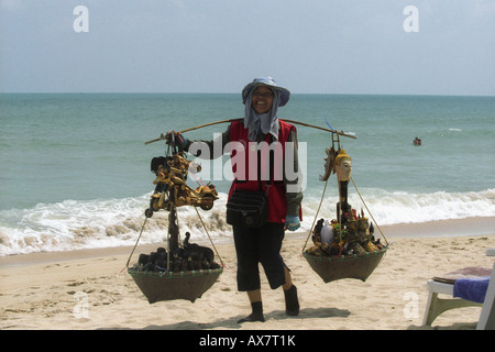 Spiaggia venditore di Chewang Noi Beach, Koh Samui Thailandia. Foto Stock