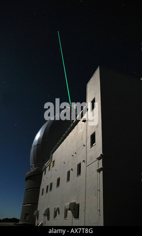 Un laser usato per ottiche adattative presso il William Herschel Telescope presso l'Osservatorio di Roque de los Muchachos a La Palma (Spagna) Foto Stock