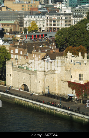 Antenna semi City of London skyline include il fiume Tamigi e parte della Torre di Londra con ammissione cabine di pagamento oltre Foto Stock