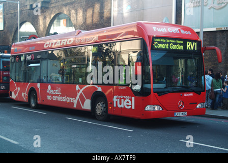 Cella a combustibile a idrogeno rossa moderna, ecologica, anteriore e laterale Autobus tecnologico a zero emissioni sui trasporti pubblici per la rotta londinese RV1 Inghilterra Regno Unito Foto Stock