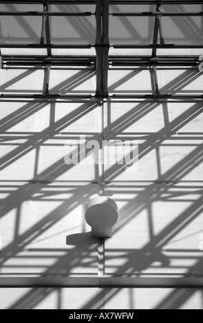 Flussi di luce solare attraverso un grande lucernario su un apparecchio di illuminazione in Ottawas Rideau Center Shopping Mall Foto Stock