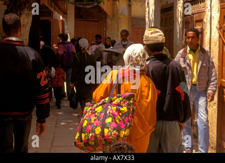 Marocchini, popolo marocchino, la medina di Fes el-Bali, città di Fez, Fez, in Marocco, Africa settentrionale, Africa Foto Stock