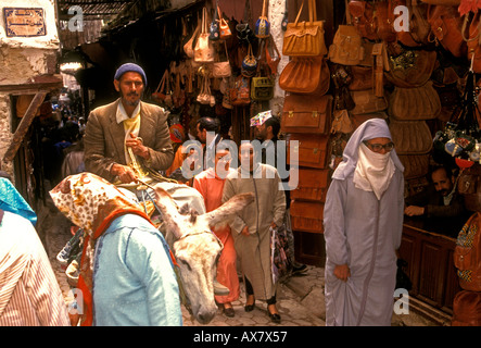 Marocchini, popolo marocchino, la medina di Fes el-Bali, città di Fez, Fez, in Marocco, Africa settentrionale, Africa Foto Stock