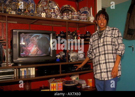 Donna marocchina, guardando la televisione, soggiorno, a casa, Fes el-Bali, città di Fez, Marocco Foto Stock