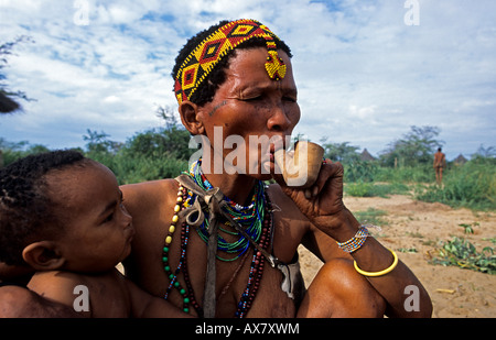 San Bushman ritrattistica fumatori Otjozondjupa tubo Regione Africa Namibia Foto Stock