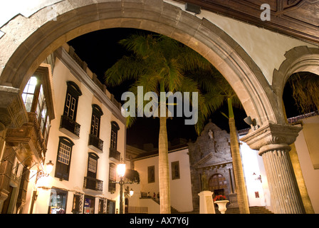 Una notte tranquilla sulla Plaza de Espana a Santa Cruz de La Palma (isole Canarie). Foto Stock