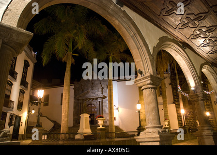 Una notte tranquilla sulla Plaza de Espana a Santa Cruz de La Palma (isole Canarie). Foto Stock