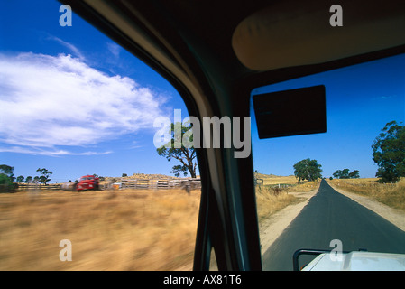 Vista da una jeep presso il paesaggio è sotto il cielo blu, Pirenei autostrada, Avocao, Australia Foto Stock