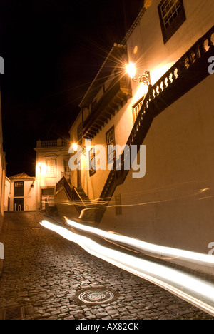 Tipico di tipo coloniale edificio con balcone su una lunga immagine di esposizione di notte a Santa Cruz de La Palma con il passaggio di un auto da. Foto Stock