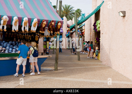 La scena della folla e i giochi di abilità al Busch Gardens Florida USA Foto Stock