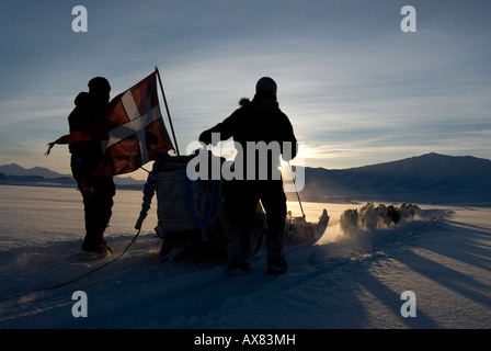 Sled Dog team 5 Jens Jepsen 30 e Soren Christiansen danese Forze Speciali cane Sirius Patrol Mestersvig nord est della Groenlandia Foto Stock