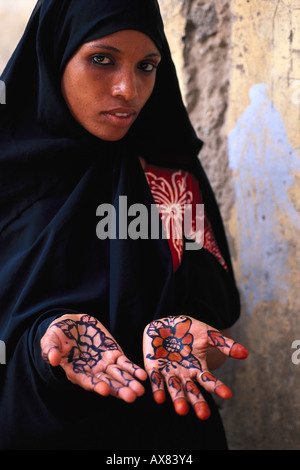 Ritratto di una donna musulmana con mani dipinte, Zanzibar, Tanzania Africa Foto Stock