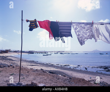 Lavaggio e asciugatura su una linea di lavaggio sulla spiaggia, Boa Vista, Isole di Capo Verde, Africa Foto Stock