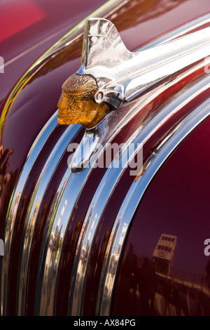 La mascotte del cofano per la Pontiac capotribù 1951 a Goodwood Breakfast Club Foto Stock