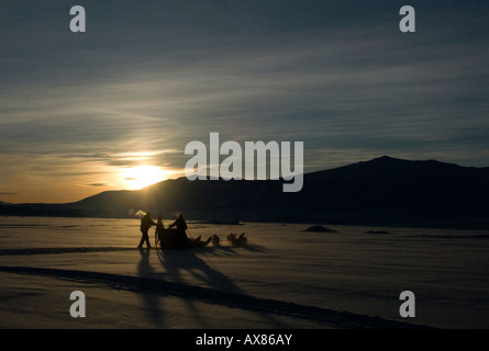 Sled Dog team 5 Jens Jepsen 30 e Soren Christiansen danese Forze Speciali cane Sirius Patrol Mestersvig nord est della Groenlandia Foto Stock