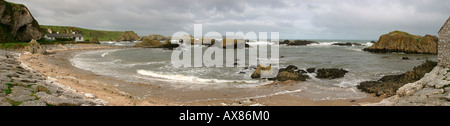 Regno Unito Irlanda del Nord nella contea di Antrim Ballintoy panoramica spiaggia Foto Stock