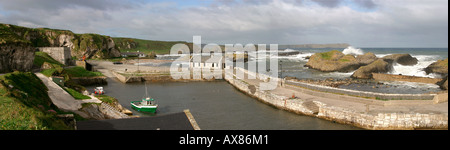 Regno Unito Irlanda del Nord nella contea di Antrim Ballintoy panoramica del Porto Foto Stock