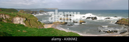 Regno Unito Irlanda del Nord nella contea di Antrim Ballintoy le isolette della panoramica camplie Foto Stock