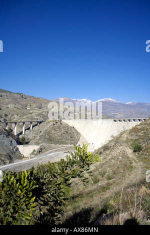 La diga di regole o presa de regole Guadalfeo Rio, Las Alpujarras, provincia di Granada, Andalusia, Spagna Foto Stock