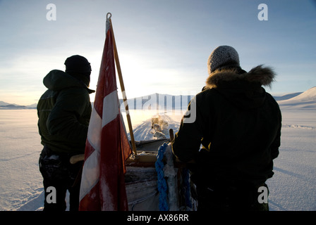 Sled Dog team 5 Jens Jepsen 30 e Soren Christiansen gli uomini ski a fianco della slitta trainata da cani mai seduto su di esso danese Forc speciale Foto Stock