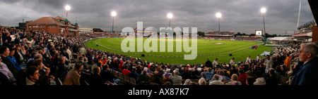 Manchester Old Trafford cricket ground pranzo massa per illuminate a giorno notte una giornata internazionale Foto Stock