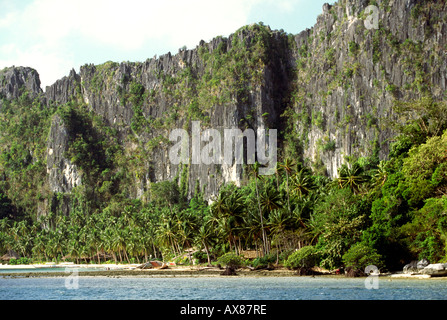 Filippine Palawan Arcipelago Bacuit Malapacao isola villaggio di pescatori beelow ripida scogliera Foto Stock