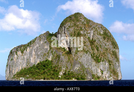 Filippine Palawan Arcipelago Bacuit ripide facciate Miniloc Island Foto Stock